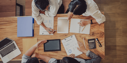 ForgeSight Web Graphics (6) Membres d'une équipe assis autour d'une table pour discuter de la réalisation d'un projet
