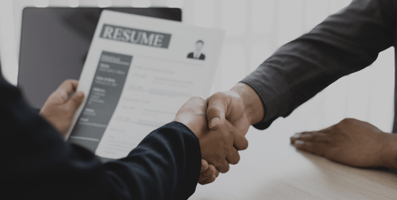 ForgeSight Web Graphics (9) Une poignée de main sur un CV présentant un service de renforcement du personnel